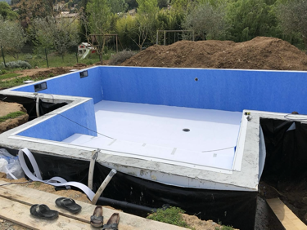 Pose du liner dans une piscine en bloc polystyrène Polybloc