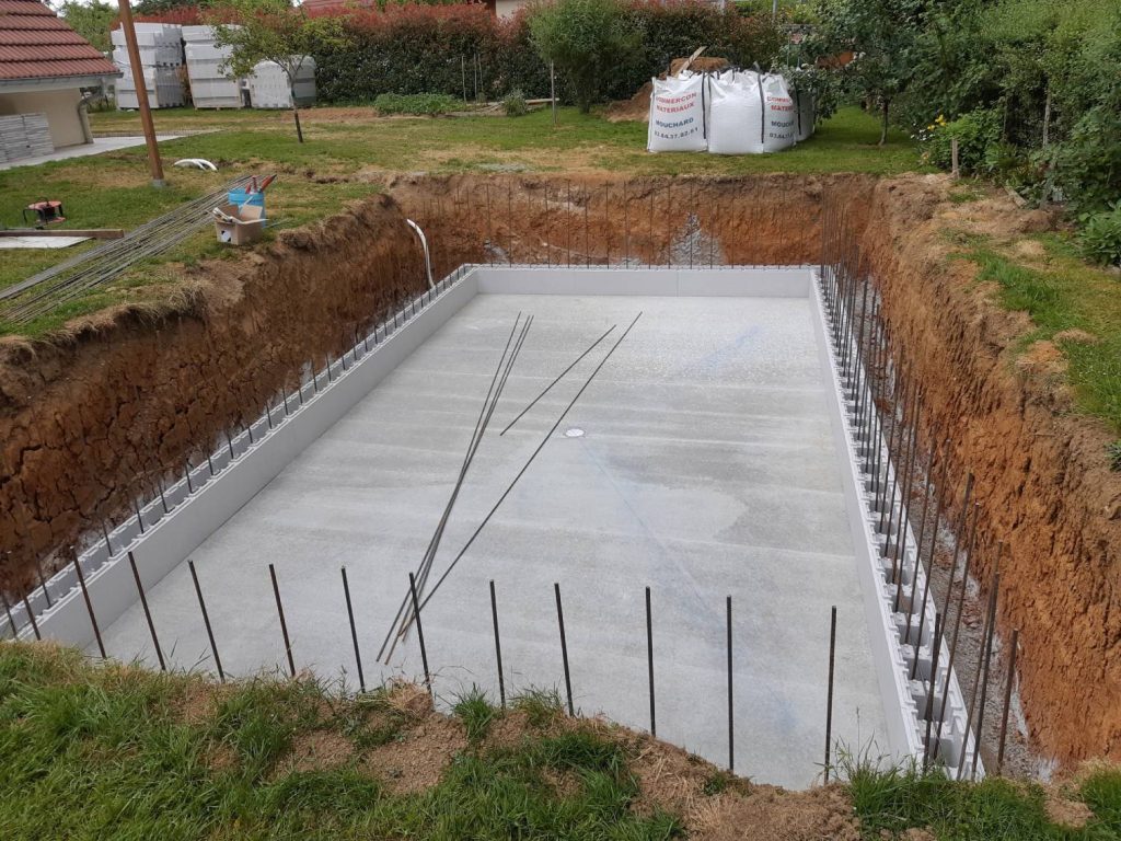 Dalle avant le montage d'une piscine en blocs polystyrène Polybloc