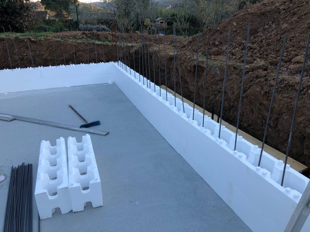 Montage des blocs polystyrène d'une piscine