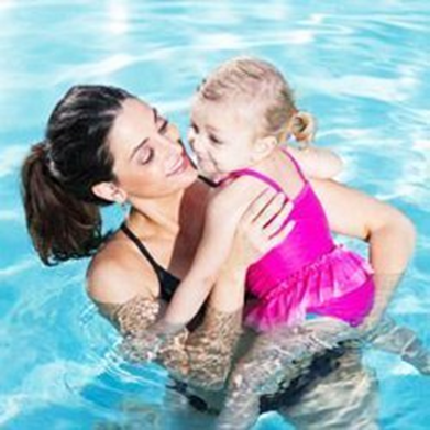 Maman et enfant dans une piscine
